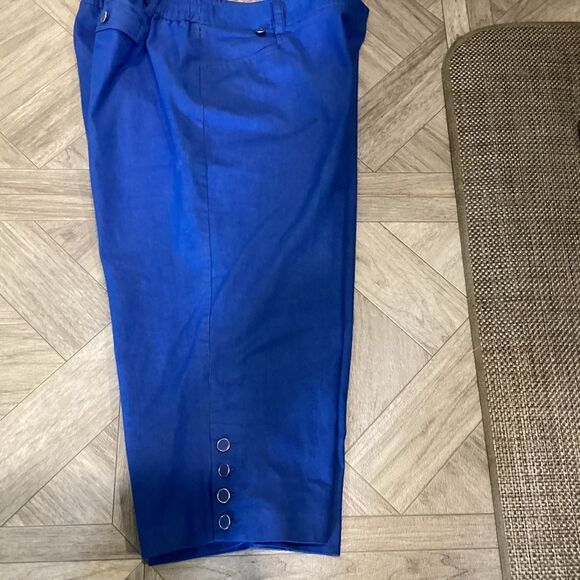 NWOT. Larry Levine Brand Women’s 20W Royal Blue Capris - Picture 1 of 9